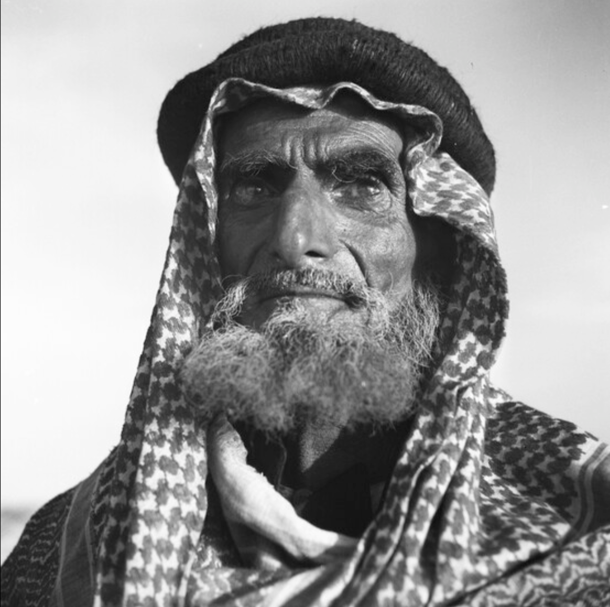 صورة لرجل مسن يرتدي الشماغ والعقال