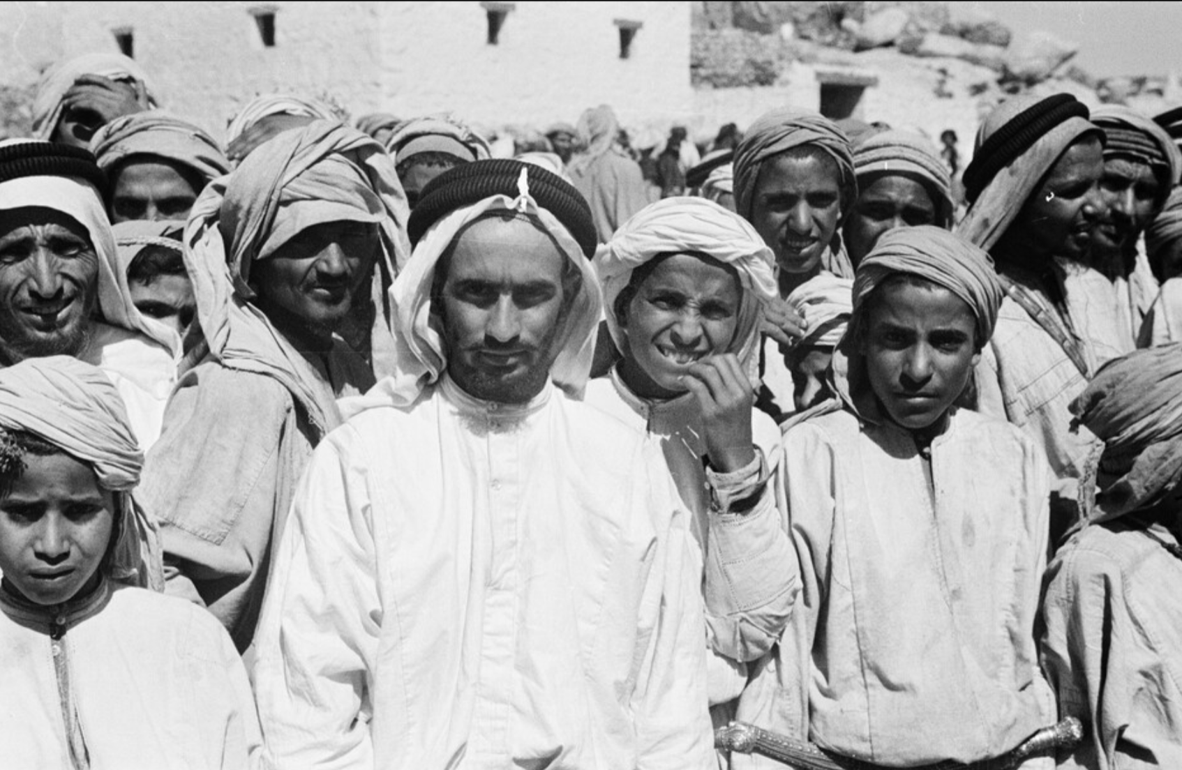 مشهد لجمع من الرجال في سوق السبت أسفل جبل منعا بتنومه